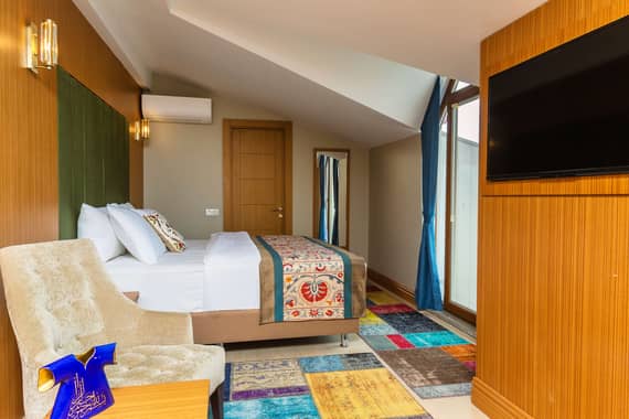 Obelisk Hotel & Suites